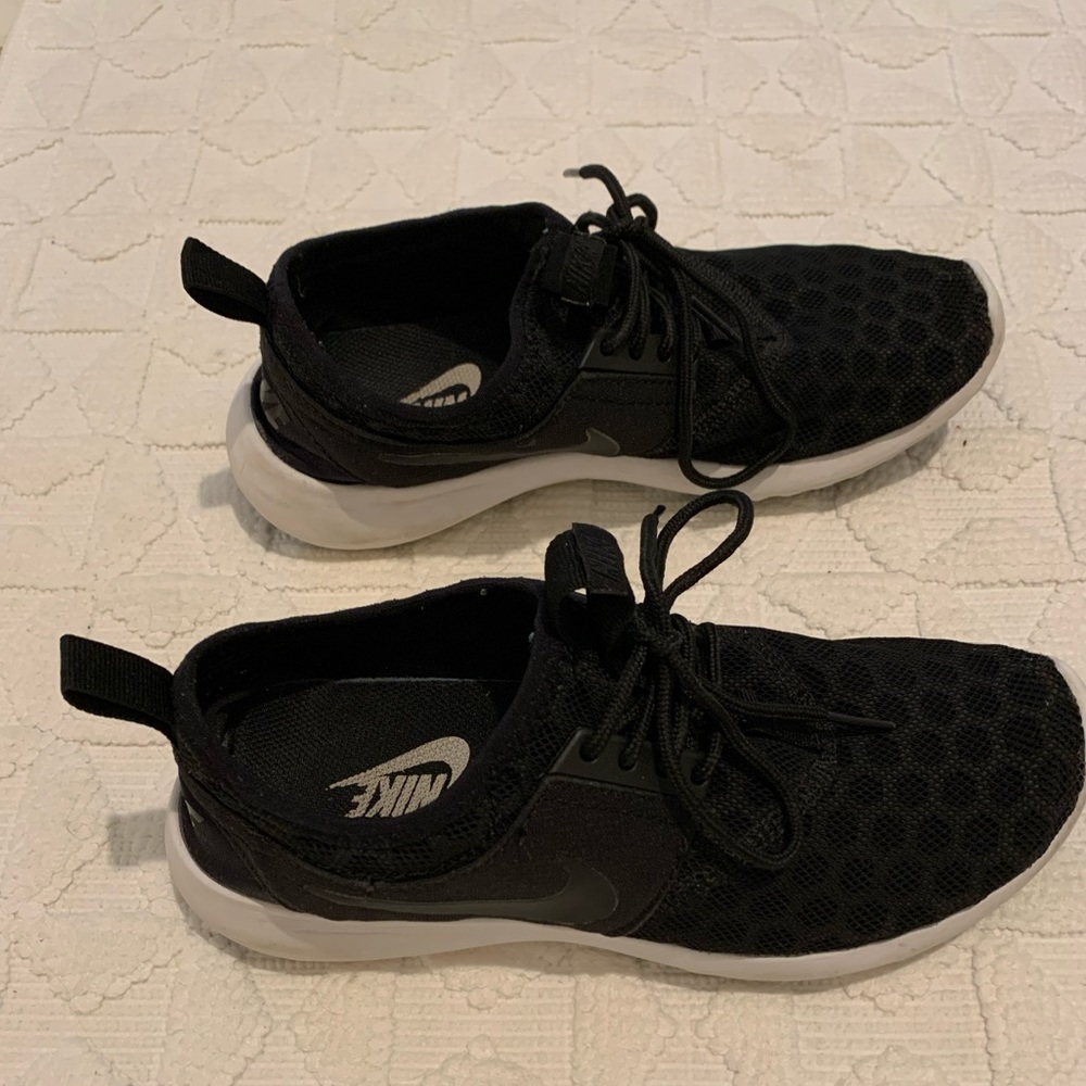 Nike black sneaker